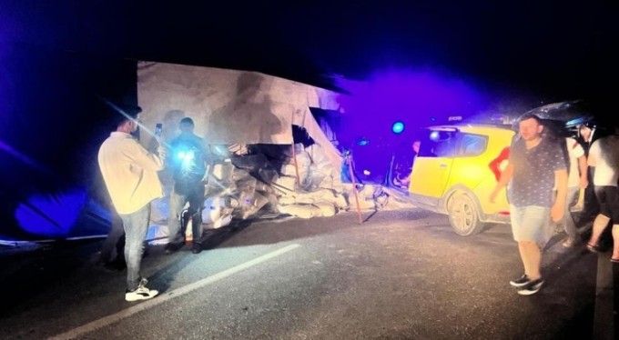 Bursa'da feci kaza ölümle bitti! Direksiyon hakimiyetini kaybeden tır...