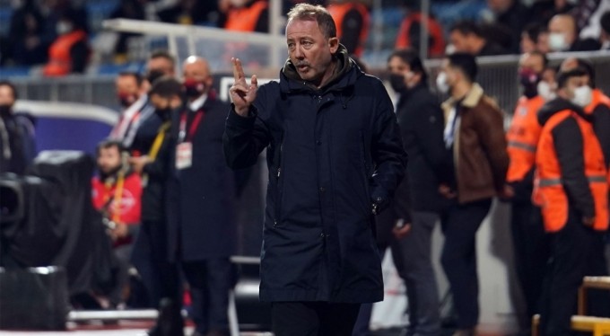 Sergen Yalçın, Neftçi Bakü ile son görüşmeler için Bakü'de