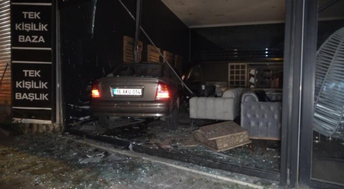 Bursa'da kontrolden çıkan araç mobilya dükkanına girdi!