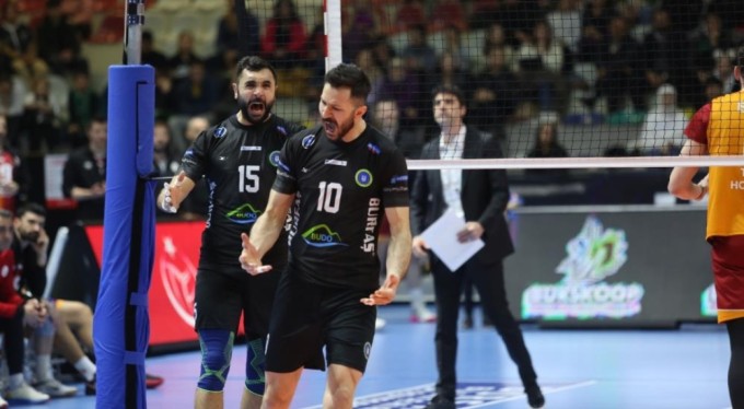 Bursa Büyükşehir Belediyespor Emre Batur'la sözleşme yeniledi