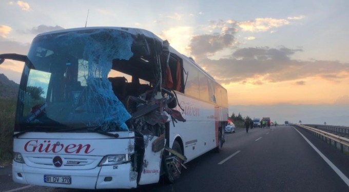 Karşı şeride geçen tırla kafa kafaya çarpıştı! Çok sayıda ölü ve yaralı var