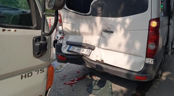 Bursa'da yolcu indiren servise kamyonet çarptı! Ağır yaralılar var