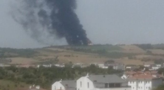 Bursa'da fabrika yangını! Gökyüzü kapkara oldu, patlama sesleri geliyor...