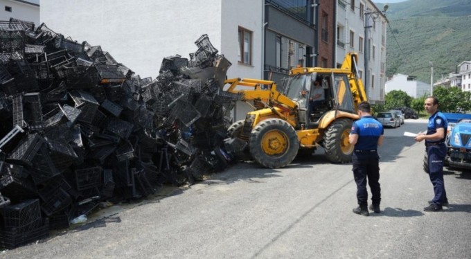 Bursa'da binlerce boş sele biriktiren vatandaşa zabıta müdahalesi