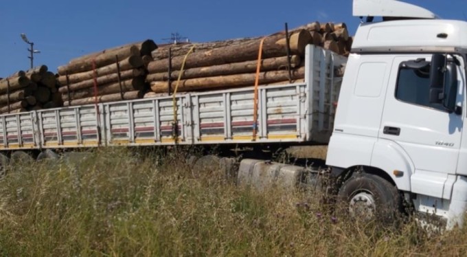 Bursa'da freni boşalan tır lastiğinin patlamasıyla durdu!