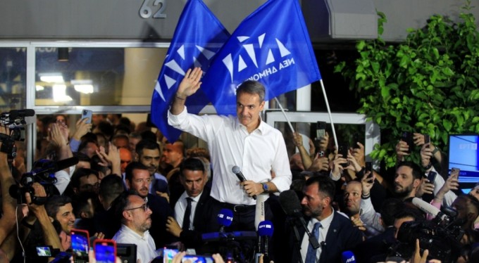 Yunanistan'da seçimin galibi Miçotakis'in partisi oldu