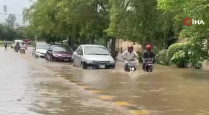 Pakistan'da şiddetli yağış: 13 ölü