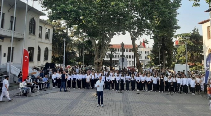 Sahne, 'adam olacak' çocukların