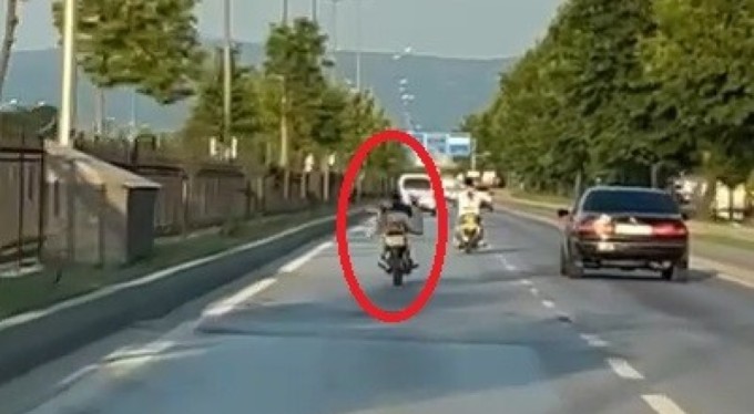 Bursa'da trafikte tehlikeli yolculuk! Yüzüstü uzanarak...