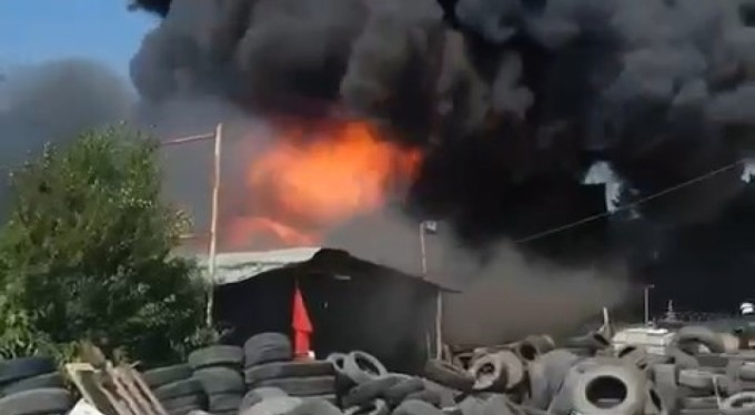 Bursa'da lastikler alev topuna döndü! Gökyüzü dumanla kaplandı