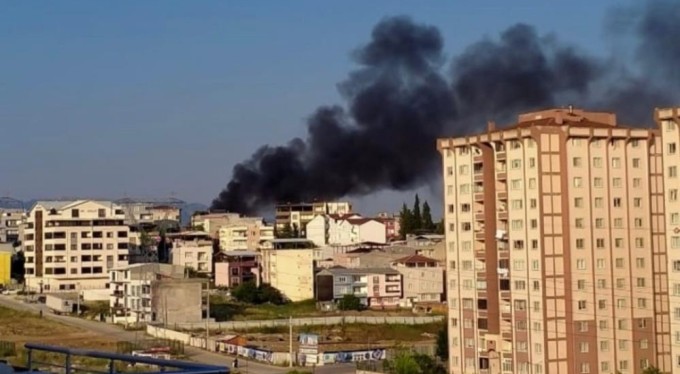 Bursa'da ev alev aldı! Mahalle sakinleri film izlemeye gelir gibi toplandı