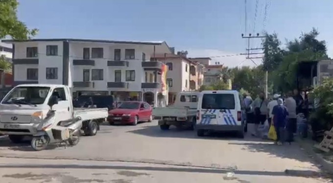 Bursa'da karşıya geçmek istedi, kamyonetin altında kaldı!