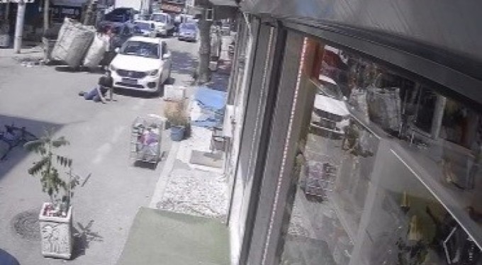 Bursa'da otomobil yolun karşısına geçen bisikletliye çarptı!