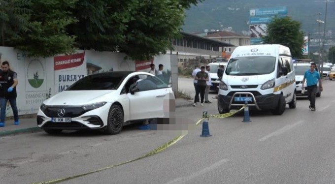 Bursa'da otomobille seyir halindeki arkadaşını boğazından bıçaklayarak...