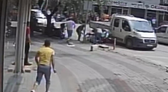 Bursa'da kamyonet ile elektrikli bisiklet çarpıştı! Yaralılar var