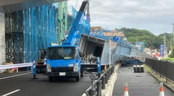 Japonya'da 140 tonluk çelik levha 9 metre yükseklikten aşağı düştü: 2 ölü