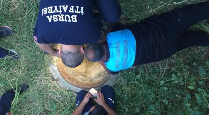 Bursa'da kuyuda mahsur kalan köpek için ekipler seferber oldu