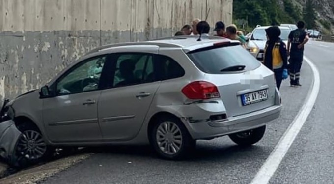 Bursa'da kaygan zeminde kontrolden çıkan otomobil istinat duvarına çarptı!