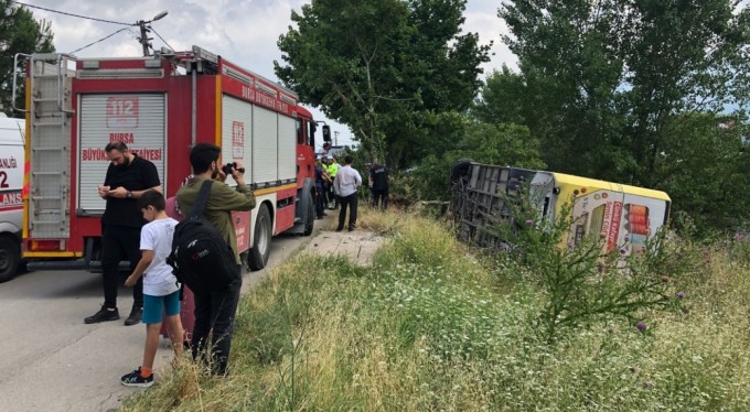 Bursa'da feci kaza! Yan yatan otobüs dereye uçmaktan son anda kurtuldu