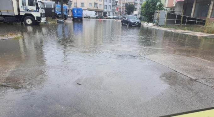Bursa'da sağanak yağış hayatı felç etti! Rögarlar taştı, yollar göle döndü