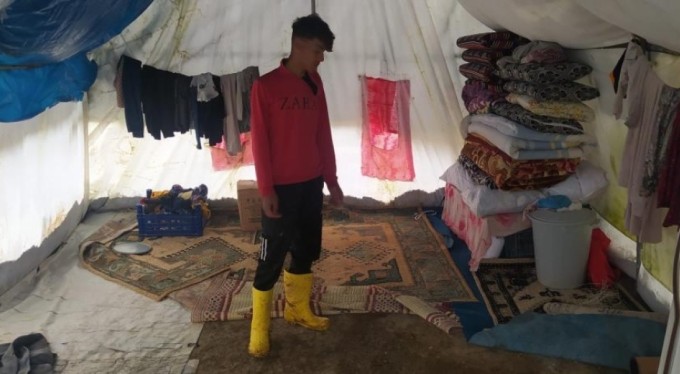 Bursa'da mevsimlik işçilerin çadırlarını su bastı! ''Konteynır olsa bunlar olmayacak"