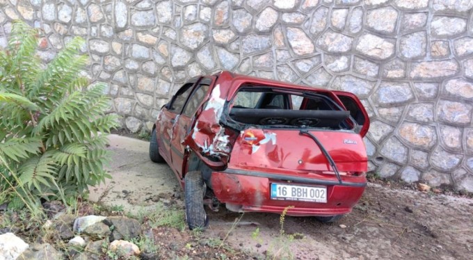 Bursa'da servis minibüsü ile otomobilin çarpıştığı kazada çok sayıda yaralı var!