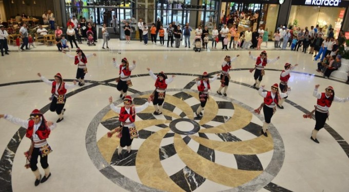 Dünya kültürleri Bursa sokaklarında