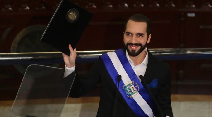 El Salvador Başkanı Bukele, anayasa yasağına rağmen yeniden aday gösterildi