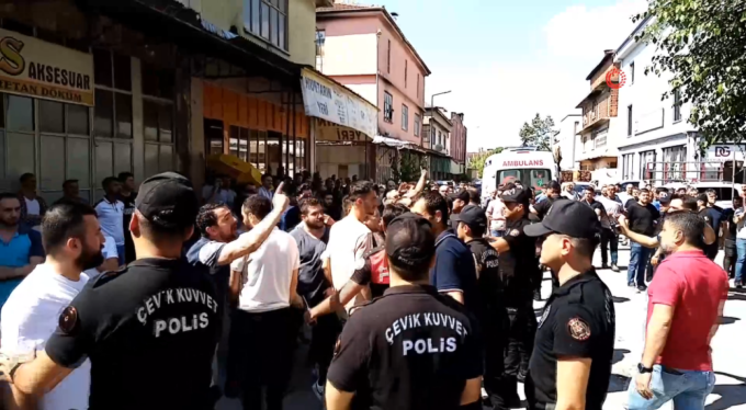 Bursa'da Kiracı ile iş yeri sahipleri arasındaki kavgada demir sopalar konuştu!