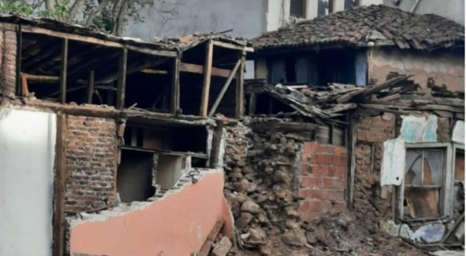 Metruk binalar tehlike arz ediyor