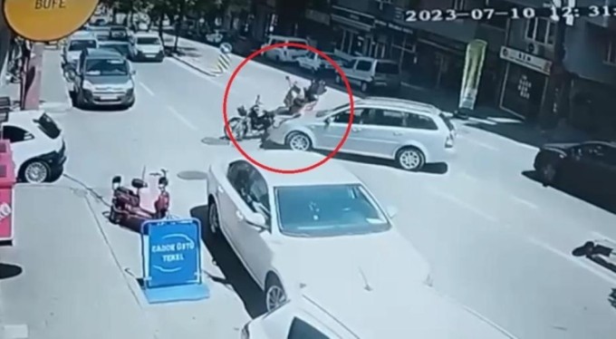 Bursa'da siparişe giden kuryeye otomobil çarptı!