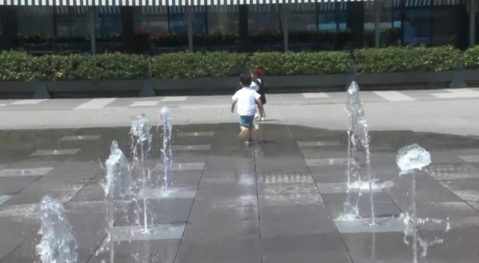 Bursa'da havalar ısınınca su parkları doldu taştı