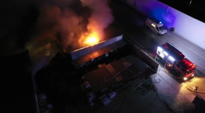 Bursa'da korkutan yangın! Plastik boru deposu alev alev yandı