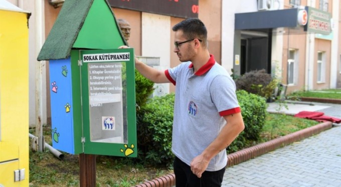 Mustafakemalpaşa Belediyesinden "Geri dönüşen sokak kütüphanesi" projesi