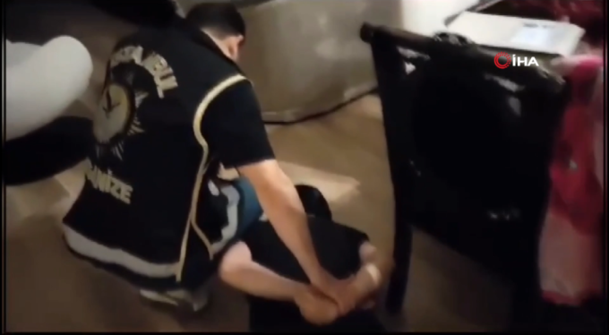 MİT ve emniyetten kritik operasyon! FETÖ liderinin yakınları hücre evinde yakalandı