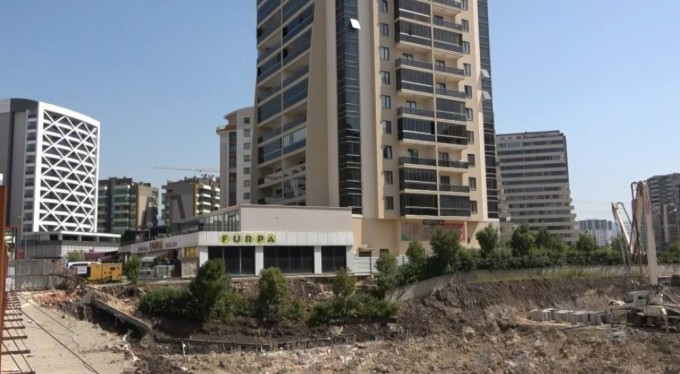 Bursa'da 16 katlı binanın bahçe duvarı çöktü!