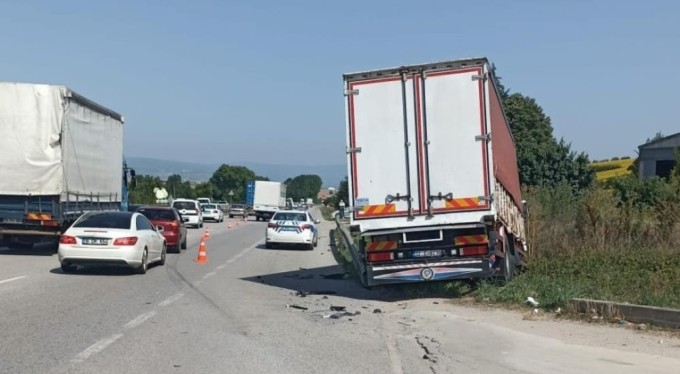 Bursa'da kamyon ile kamyonet çarpıştı: 2 yaralı