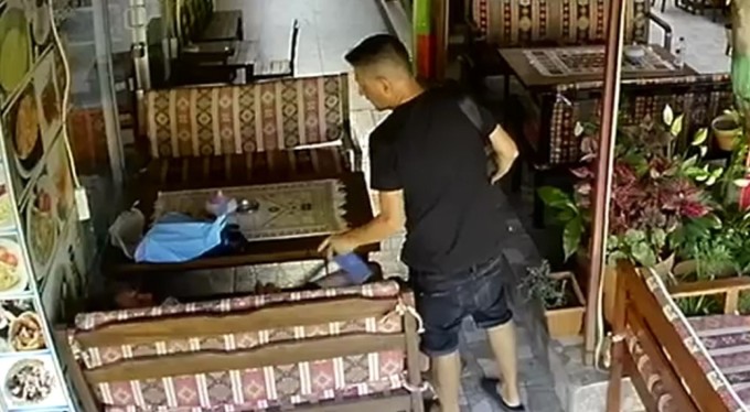 Bisikleti ile gezmeye gitti dinlenirken telefonunu çaldırdı!