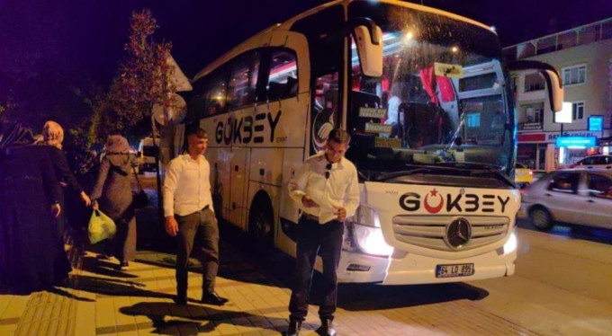 Otobüs şoförü kazada yaralanan yalnız hostesi bırakmadı