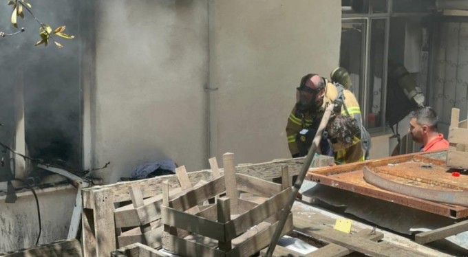 Bursa'da yangında alevlerin arasından 2 çocuğu kurtardılar