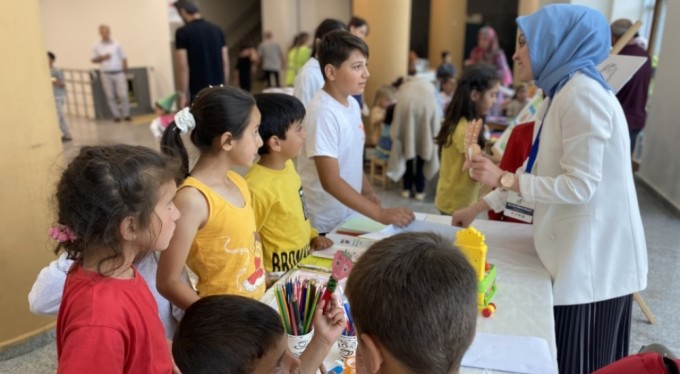 Depremzede çocuklara moral