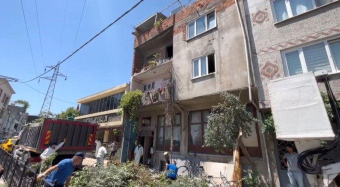 Bursa'da 3 katlı binadan çıkanları görenler gözlerine inanamadı! Kamyon kamyon boşalttılar
