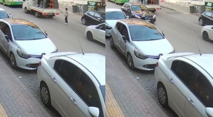 Bursa'da otomobil, aniden yola fırlayan çocuğa çarptı!