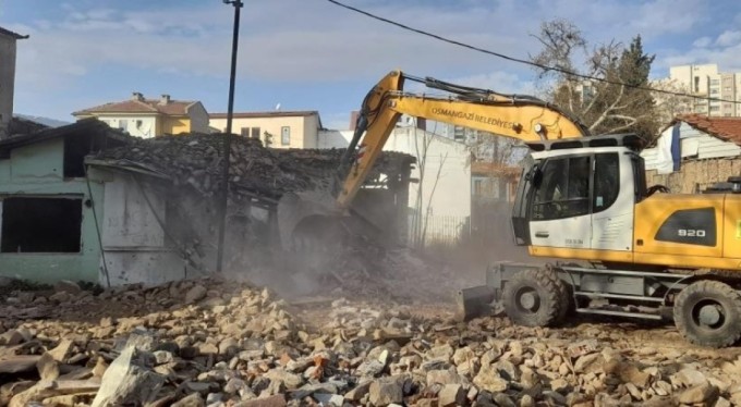 Tarihi bölge metruk binalardan temizlendi