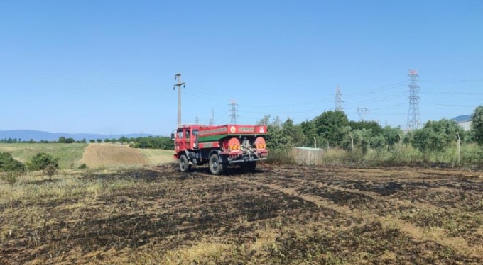 Tarla yangını büyümeden söndürüldü