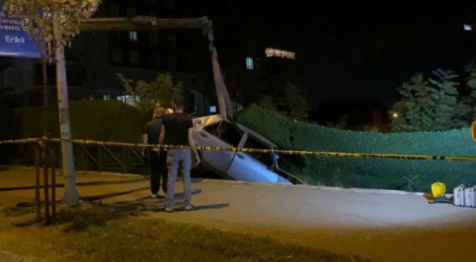 Bursa'da kontrolden çıkan araçla inşaat alanına daldı! Ölü ve ağır yaralı var