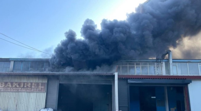 Bursa'da geri dönüşüm tesisinde korkutan yangın! Siyah duman şehri kapladı