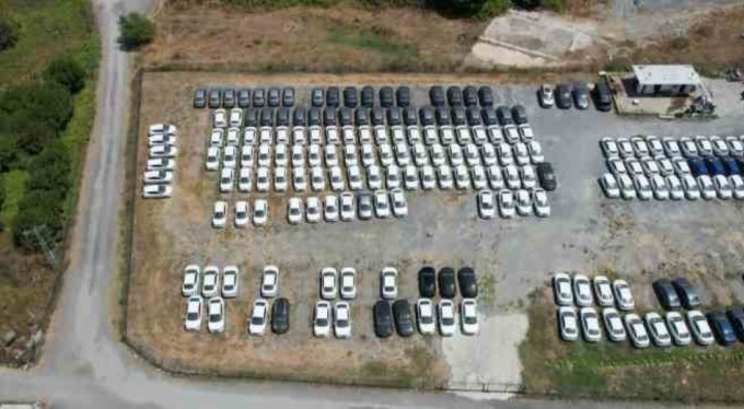 Sıfır araçlar stoklanmış halde böyle görüntülendi