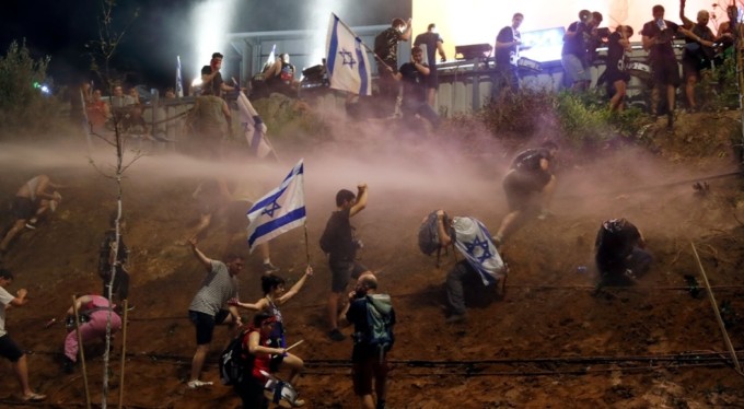 İsrail'de Netanyahu'nun ulusa seslenişi sonrası yargı reformu karşıtları sokağa indi