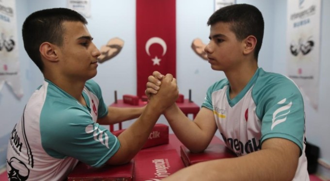 Bursa'daki ikiz kardeşlerin bilekleri bükülmüyor